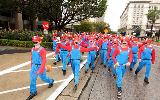 マリオの発売を記念して大量のマリオがショッピングセンターに・・・ マリオの発売を記念して大量のマリオがショッピングセンターに・・・
