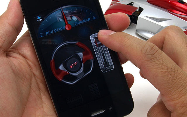 「iPhone Controlled Wall Climbing Car iW500」をiPhoneで操作するイメージ（iPhoneは別売）