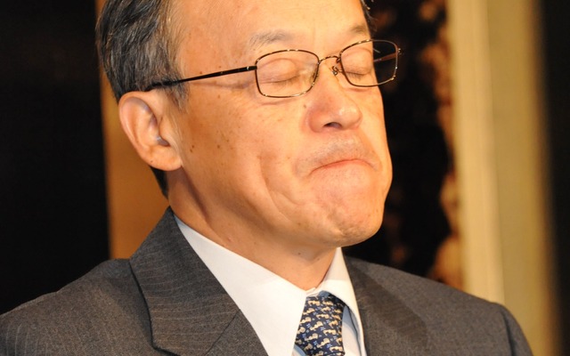 会見するオリンパス高山修一社長（8日・新宿区）
