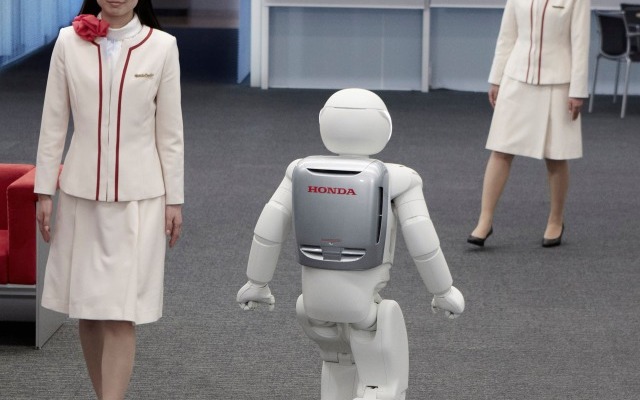 人の歩く方向を予測して、ぶつからないように進むASIMO