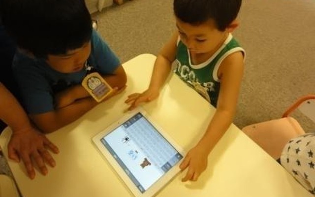 iPadを操作する生徒