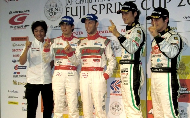 左からGT500のJAF GP獲得者3人、大駅監督、柳田、クインタレッリ。さらにGT300のJAF GP獲得者、谷口と番場。