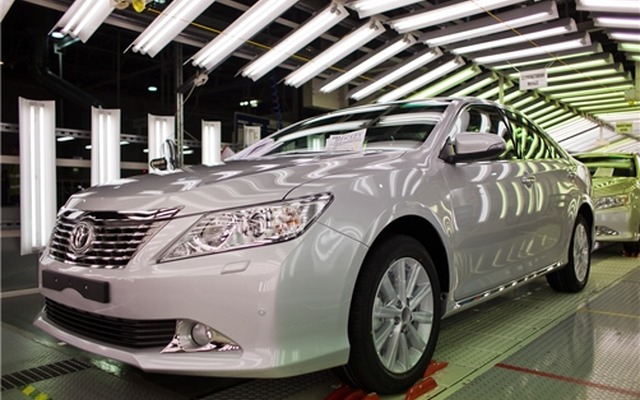 14日、ロシアのサンクトペテルブルク工場でラインオフした新型トヨタ・カムリ