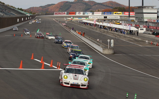 昨年秋のもてぎオーバルバトルのレースシーン。
