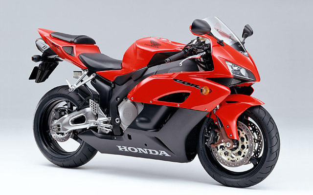 ホンダ、スーパースポーツバイク『CBR1000RR』を発売