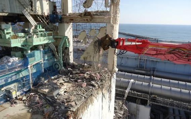 放射性物質拡散を抑制する取り組みで、崩壊した原子炉建屋をカバーする（1号機）