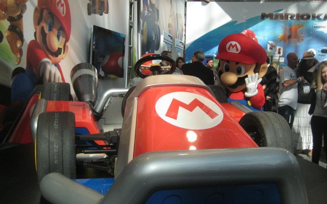 任天堂のブースで披露された実物大のマリオカート（ロサンゼルスモーターショー11）