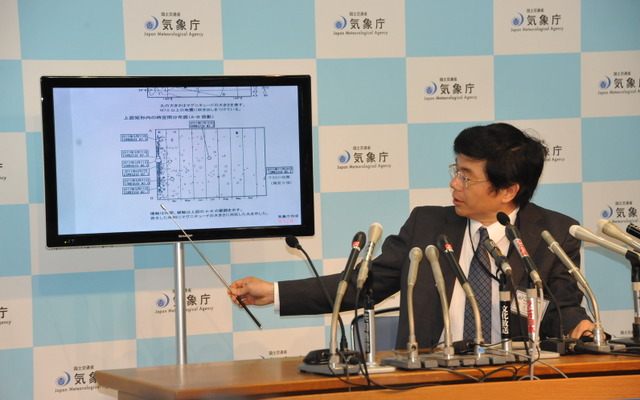 地震について会見する永井章地震津波監視課長（20日・気象庁）