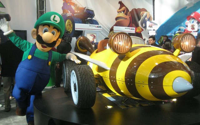 『マリオカート7』でルイージの乗る実物大カートが披露された（ロサンゼルスモーターショー11）