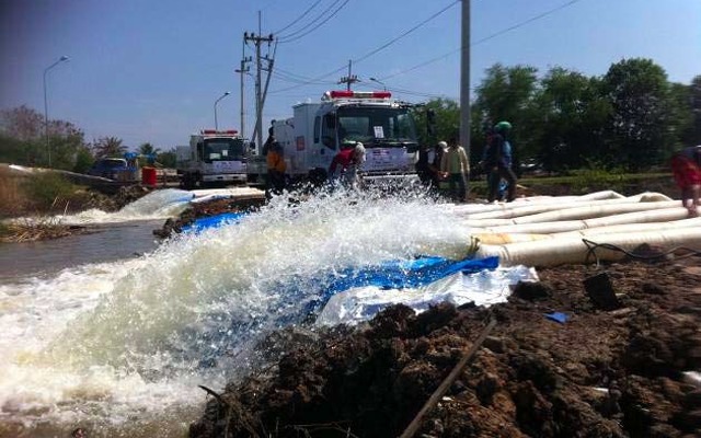 タイの洪水被害で、国交省派遣のポンプ車が排水作業開始した