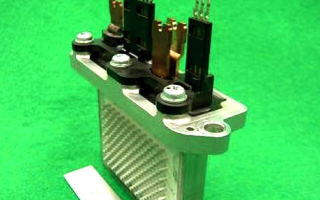 日立製作所、直接水冷型両面冷却技術パワーモジュール試作品
