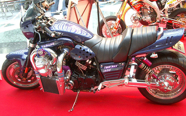 【東京モーターサイクルショー04】ターボ＆スーパーチャージャー付きの『V-MAX』