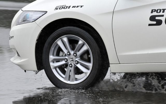POTENZA S001 RFTを装着したCR-Z