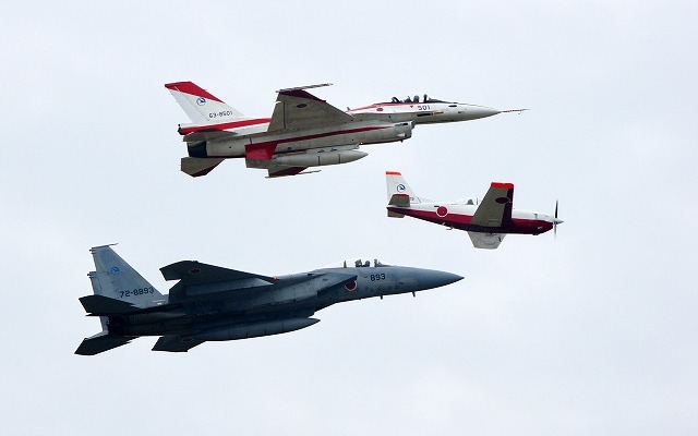 練習機『T-7』とフォーメーションを組む『F-15』と『F-2』。戦闘機の低速飛行は極めて難しいという。