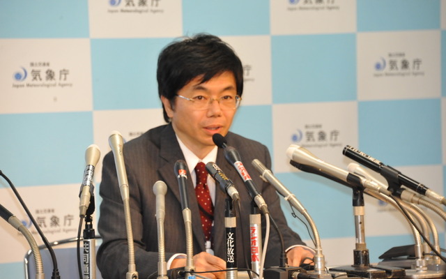 会見する永井章地震津波監視課長（気象庁）