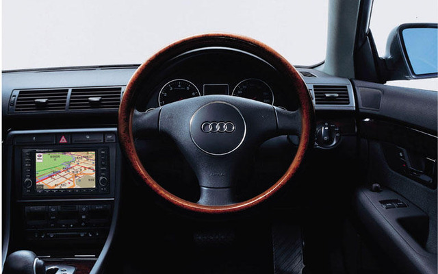 アウディ『A4』にウッドを多用した限定車