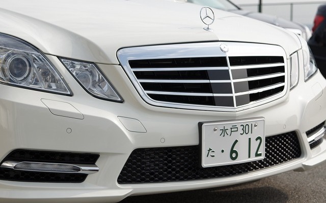 フロントグリルに埋め込まれているのは中距離用の77GHzレーダー。日本初採用の24GHz帯レーダーはバンパー（ヘッドライト下）の丸い部分。
