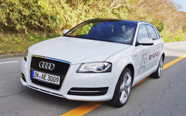 アウディ A3 e-tron はバッテリーとモーターで駆動する電気自動車だ。