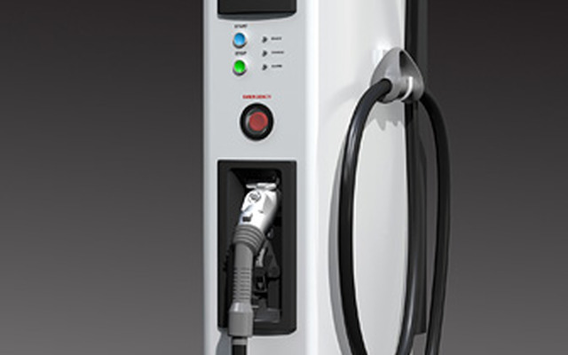 日産、新型急速充電器を発売---実質32万円から
