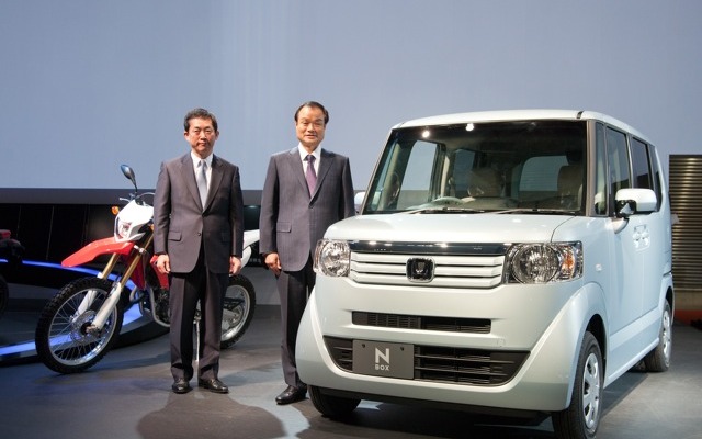 東京モーターショー2011 ホンダブース。向かって左から：CRF-250L、常務執行役員 日本営業本部長 峯川尚、代表取締役社長 伊東孝紳、N BOX