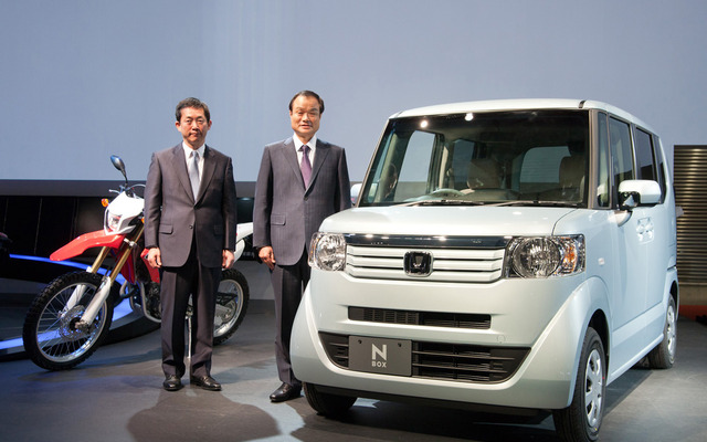 ホンダ伊東社長（真ん中）とN BOX（東京モーターショー11）