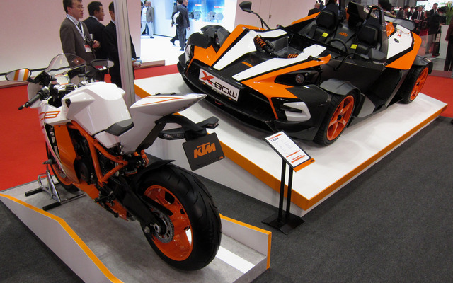 「RC8R」（手前）と「X-BOW」
