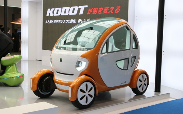 福岡県のEVベンチャー、興和テムザックが出品した2名乗りの小型EV、KOBOTパイ（東京モーターショー11）