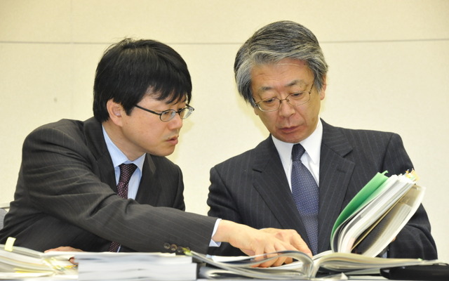 福島原発事故の中間報告会見に臨む山崎雅男副社長/右と尾野昌之GM（2日・東電本店）