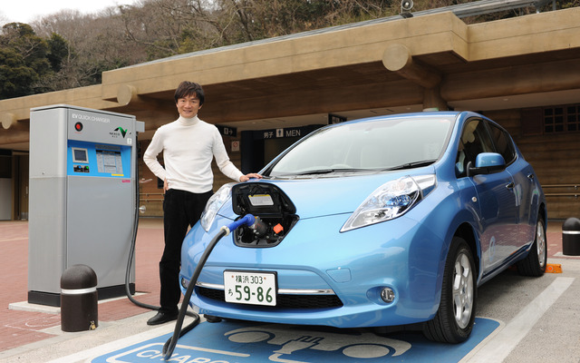 COTYを受賞した日産リーフと岡本幸一郎氏
