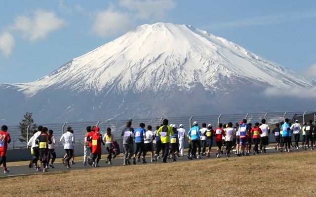 12月18日、富士スピードウェイで富士マラソンフェスタ 2011 が開催される（写真：2010年大会） 