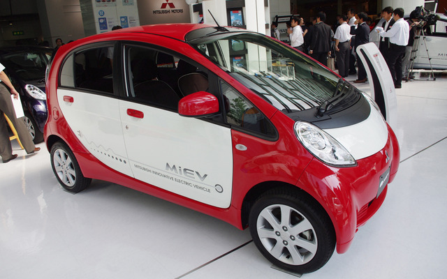 6日に発表された、改良型の三菱i-MiEV。低価格仕様には東芝製のリチウムイオン電池を採用した