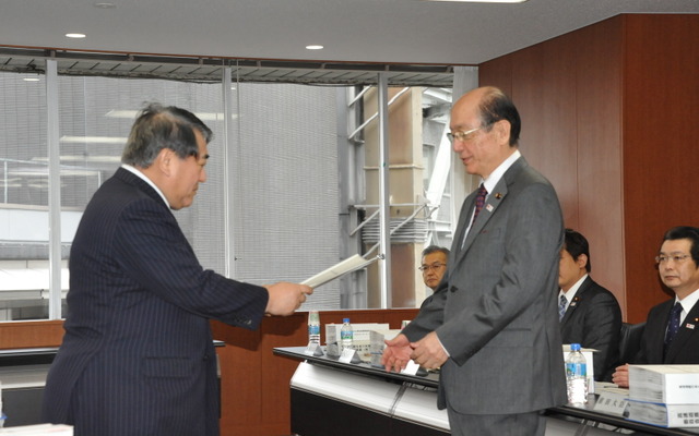 前田国交相に中間とりまとめの報告書を手渡す寺島座長（9日・国交省）