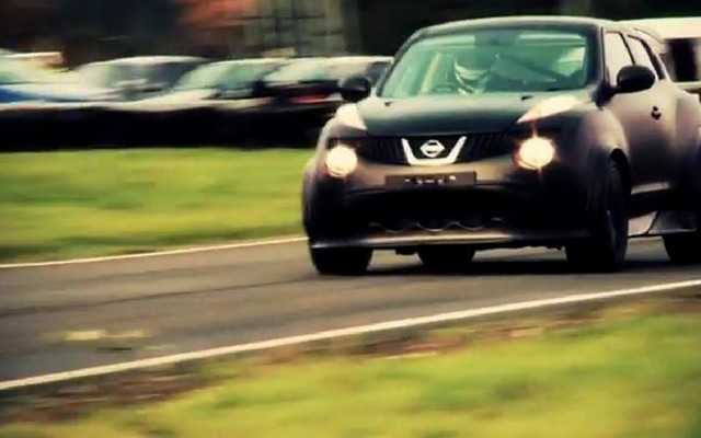 英国のサーキットで初テストを行った日産ジューク-R(動画キャプチャー）