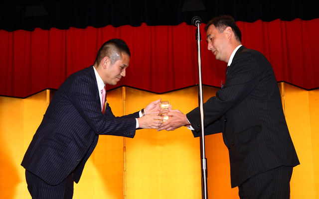 サピックス小学部の高宮敏郎代表にトロフィを贈呈するイード 宮川洋代表（塾アワード11）。