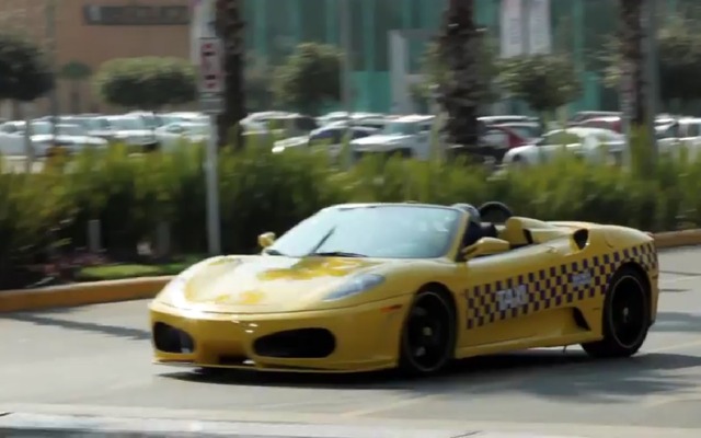 メキシコに出現したフェラーリF430スパイダーのタクシー（動画キャプチャー）
