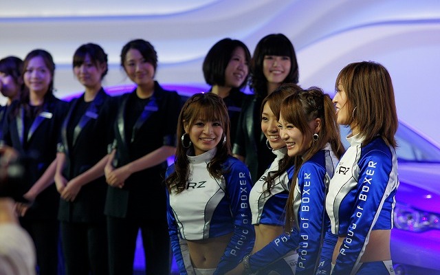 スバルブースのグランドフィナーレ、会期中に参加したコンパニオンやダンサーの名前を読み上げていくという、おなじみのスタイルで実施。