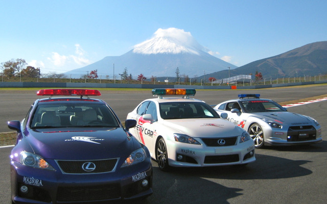 富士山をバックに、2012年の走り初め（写真：富士スピードウェイのオフィシャルカー）