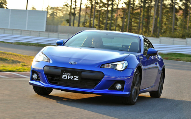 スバル初の小型FRスポーツカー「BRZ」は、低重心を活かした高いコーナリング性能が特徴だ。