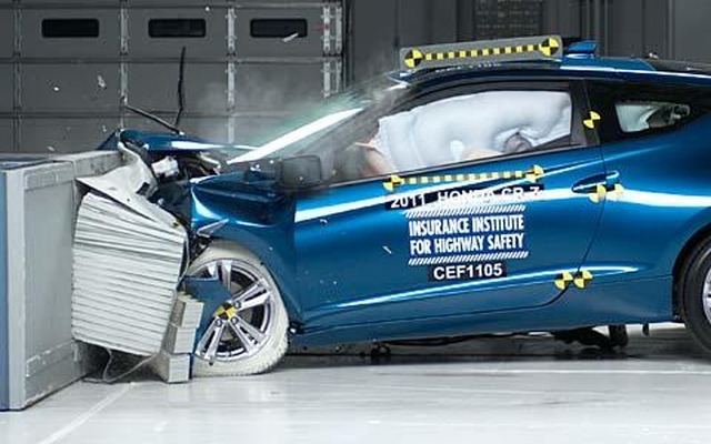 米国IIHS（道路安全保険協会）が実施したホンダCR-Zの衝突テスト