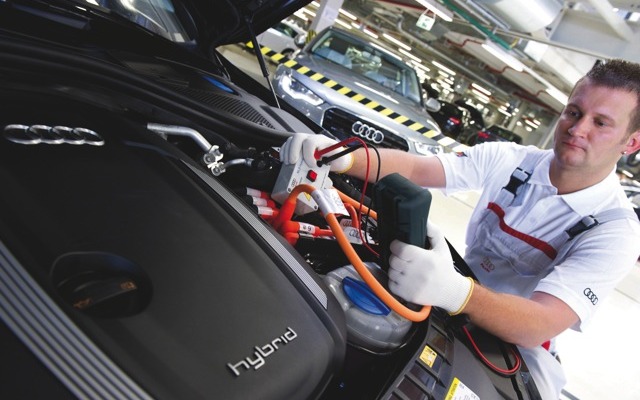 ドイツ・ネッカースウルム工場でハイブリッド車の出荷前最終検査を行うアウディの技術者