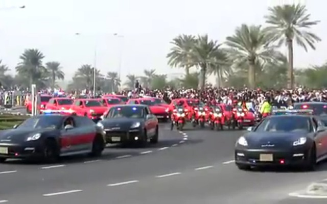 18日、カタールの独立記念日でパレードを行うポルシェのポリスカー（動画キャプチャー）