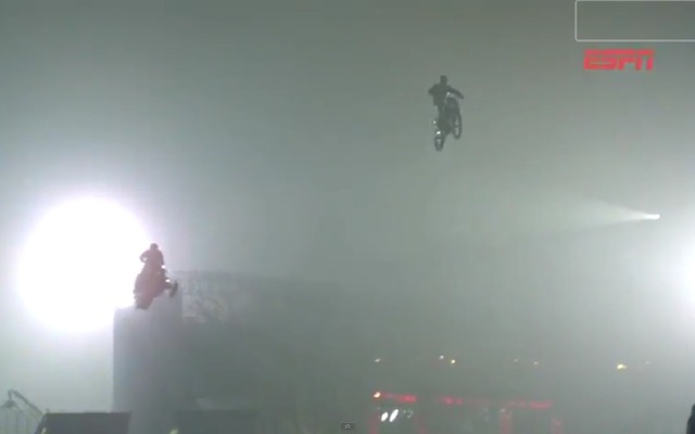 スノーモービルとバイクが運河をまたぐ大ジャンプに挑戦（動画キャプチャー）