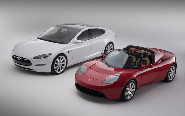 ロードスター（右）とモデルSに続くテスラモーターズの第3弾のEVがモデルX