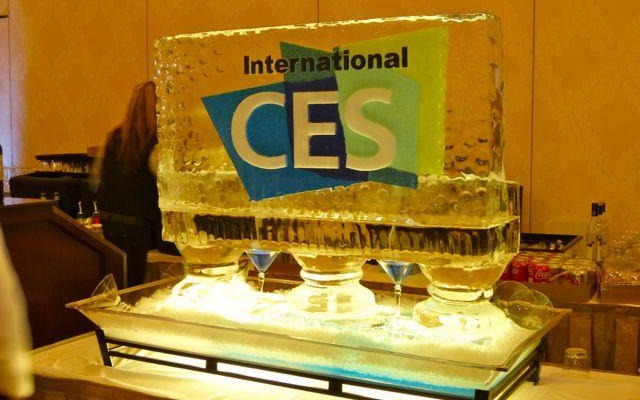CES Unveiled会場ではアルコールなども振る舞われ、フランクな雰囲気の中で展示が行われる