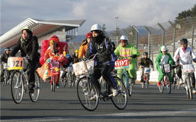 ママチャリによる7時間耐久レースに1320チームが参加した（8日：富士スピードウェイ）