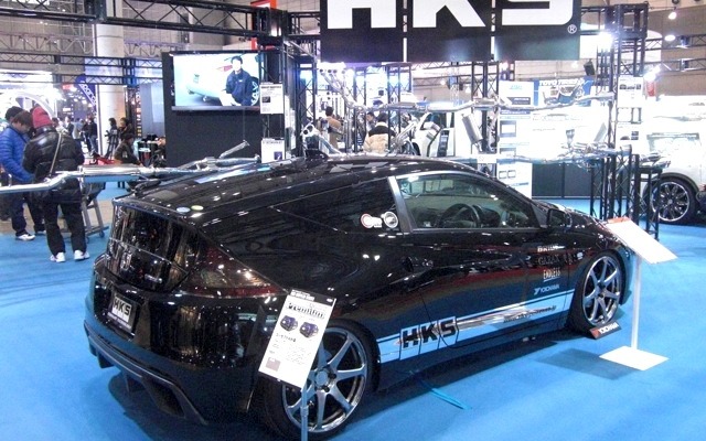 東京オートサロン12に出展したHKS。「アフターマーケットの売上げの退潮に歯止めをかけるべく、新たな切り口での復調を模索」（決算短信より）