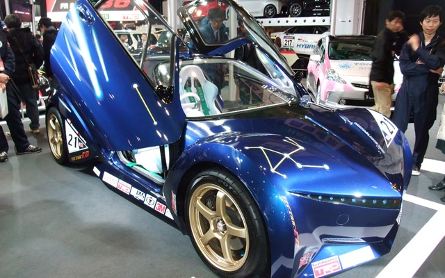 EVレーシングカー『TES-ERA EV』。ガルウィングドアはノーマルのセラのものを丸ごと使っている（東京オートサロン12）