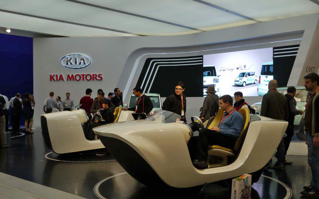 IT通信技術とEVの展示に力を入れたキア自動車のブース（CES 12）