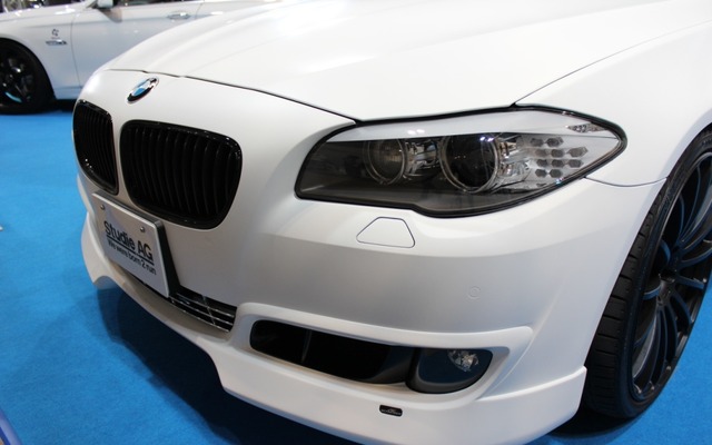 マットホワイトにラッピングされたBMW528