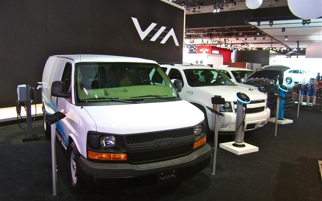 VIAモータースの3台のEV。ブースにはボブ・ラッツ氏も姿を見せた（デトロイトモーターショー12）
